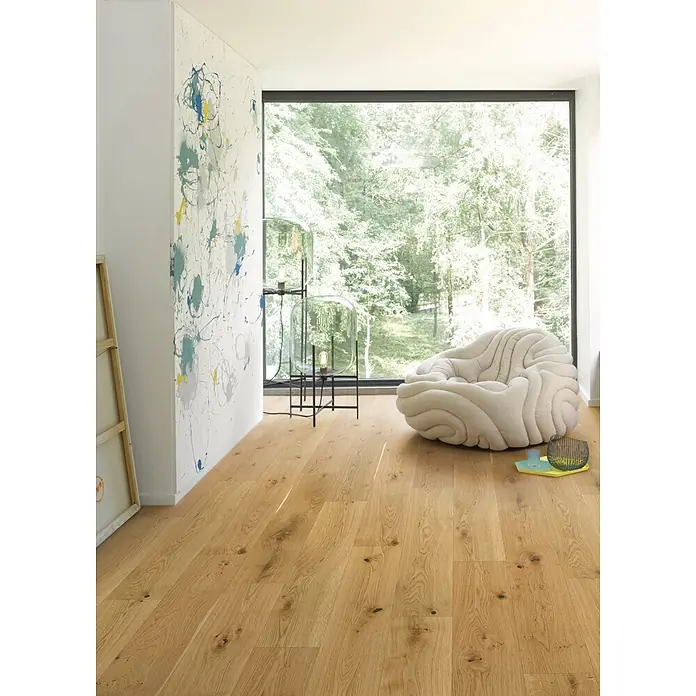 Parador Parkett Rustikal Modern Loft - Eiche Modern Loft, Landhausdiele, 1.080 x 185 x 11,5 mm - Hellbrauner Holzboden mit sichtbaren Astlöchern, der einem modernen, lichtdurchfluteten Raum Wärme verleiht.