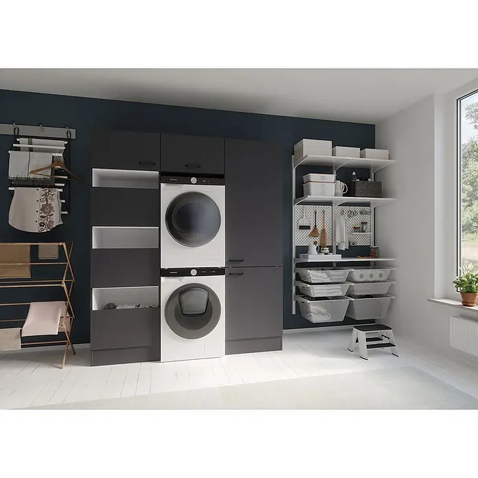 Optifit Optimulti Waschmaschinenschrank Kiel420 - L x B x H: 57,1 x 183,2 x 210 cm, Anthrazit - Organisiertes Waschraum mit gestapeltem weißen Samsung Waschmaschine und Trockner, dunkelgrauen Schränken und weißen Regalsystemen.