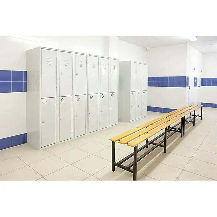Simonrack Simonlocker Umkleide-Sitzbank 1000 - L x B x H: 32 x 100 x 47,5 cm - Ein heller Umkleideraum mit weißen Schließfächern an den Wänden und einer langen Holzbank in der Mitte, ideal zum Umziehen.