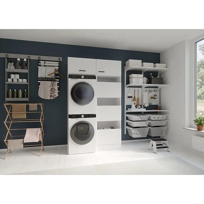 Optifit Optimulti Waschmaschinenschrank Bonn214 - L x B x H: 57,1 x 123,2 x 210 cm, Weiß - Moderner Waschraum mit gestapelter weißer Waschmaschine und Trockner, weißen Schränken, Wandregalen und hölzernem Wäscheständer.