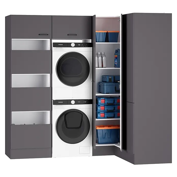 Optifit Optimulti Waschmaschinenschrank Kiel420 - L x B x H: 150 x 213,2 x 210 cm, Anthrazit - Grauer Hauswirtschaftsschrank mit gestapelter weißer Waschmaschine und Trockner, sowie offenem Stauraum für blaue Werkzeugkästen und Reinigungsmittel.