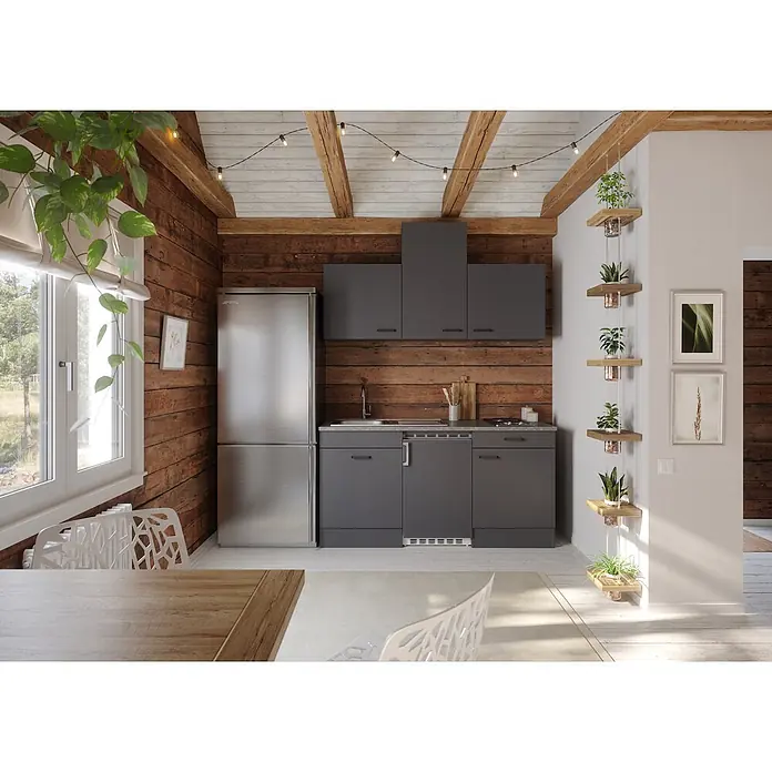 Optifit Optimulti Singleküche Kiel420 - Breite: 170 cm, Anthrazit, Mit Elektrogeräten - Ein Edelstahlkühlschrank mit Gefrierfach unten, integriert in eine moderne Küche mit dunkelgrauen Schränken und Holzwänden.