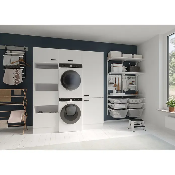 Optifit Optimulti Waschmaschinenschrank Bonn214 - L x B x H: 57,1 x 183,2 x 210 cm, Weiß - Ein moderner Waschraum mit gestapelter weißer Samsung Waschmaschine und Trockner, weißen Schränken und Regalen mit Wäschekörben. Ein Wäscheständer ist vorhanden.