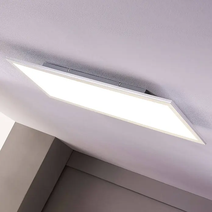 Lindby LED-Panel Livel - L x B x H: 120 x 30 x 5,2 cm, alu / grau / zink, Neutralweiß - Rechteckige LED-Deckenleuchte mit schmalem silbernen Rahmen, an einer strukturierten Decke montiert, strahlt helles Licht aus.