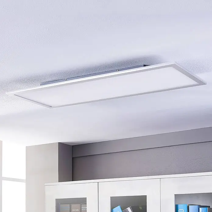 Lindby LED-Panel Livel - L x B x H: 120 x 30 x 5,2 cm, alu / grau / zink, Neutralweiß - Rechteckige weiße LED-Deckenleuchte mit silbernem Rahmen in einem modernen Raum mit grauen Wänden und weißen Schränken.