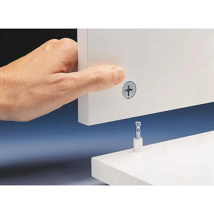 Optifit Singleküche Kiel420 - Breite: 170 cm, Anthrazit, Mit Elektrogeräten - Weiße Möbelplatten werden mit einem silbernen Exzenterbolzen und Exzenterschraube montiert. Eine Hand führt die obere Platte.