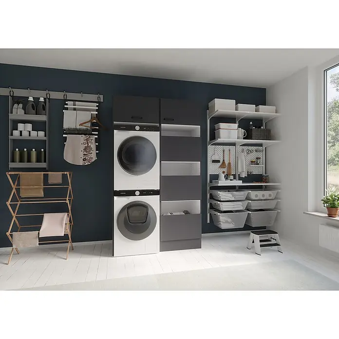Optifit Optimulti Waschmaschinenschrank Kiel420 - L x B x H: 57,1 x 123,2 x 210 cm, Anthrazit - Moderner Waschraum mit gestapelter Samsung Waschmaschine und Trockner, dunkelgrauen Schränken und weißen Regalen für Organisation.