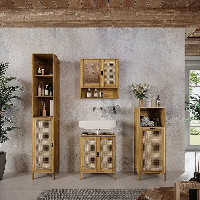 Vicco Badmöbel-Set Liora Bambus 4 Teile - Bambus, Matt - Ein Badmöbel-Set aus hellem Holz mit Rattanfronten, bestehend aus Hochschrank, Waschtischunterschrank und Wandschrank, in einem Badezimmer arrangiert.