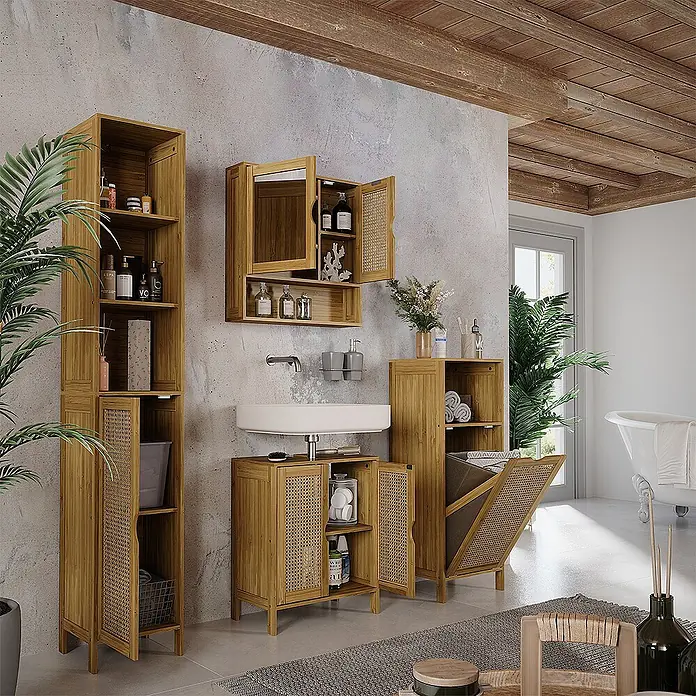 Vicco Badmöbel-Set Liora Bambus 4 Teile - Bambus, Matt - Bambus- und Rattan-Badmöbelset: Hochschrank, Waschtischunterschrank, Spiegelschrank und Wäschekipper, in einem modernen Badezimmer.