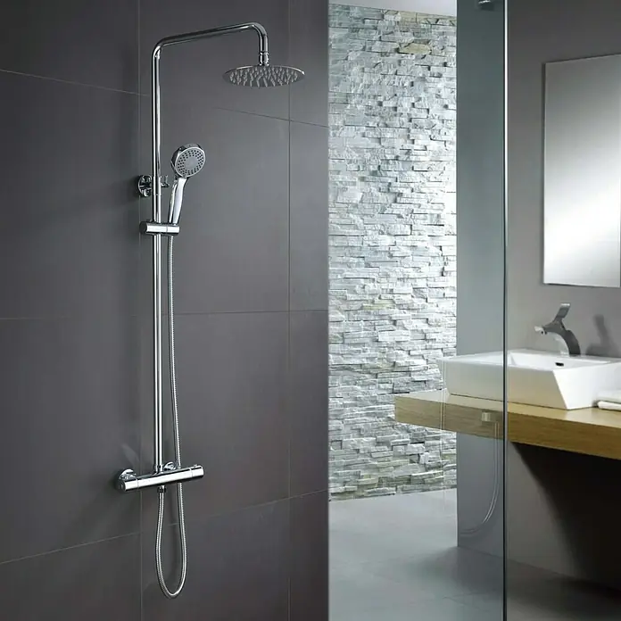 Imex Sistema de ducha Londres - Con grifo termostático, Distancia entre orificios: 15 cm, Número de tipos de chorro: 3 ud., Cromo - Imagen de un moderno juego de ducha con rociador y teleducha en un baño elegante.
