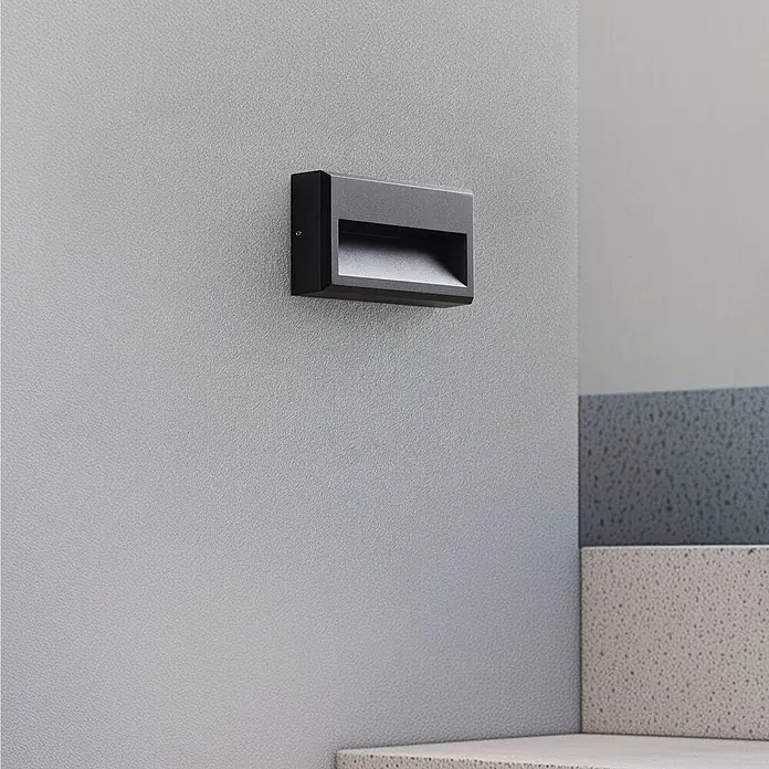 Lucande Außenwandleuchte Weno - 3,5 x 22,7 x 12,7 cm, schwarz, IP65 - Schwarze rechteckige Wandleuchte mit vertiefter Öffnung für Abwärtsbeleuchtung, an einer Wand montiert.