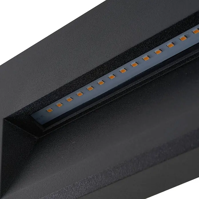 Lucande Außenwandleuchte Weno - 3,5 x 22,7 x 12,7 cm, schwarz, IP65 - Schwarze, texturierte LED-Wandleuchte mit vertieftem bernsteinfarbenem Lichtstreifen.