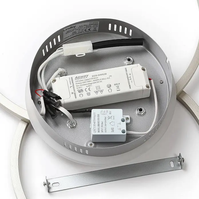 Lindby Deckenleuchte Edica - alu / grau / zink, alu / grau / zink - Innenansicht einer silbernen LED-Deckenleuchte, zeigt LED-Treiber und Steuermodul mit Verkabelung im Metallgehäuse.