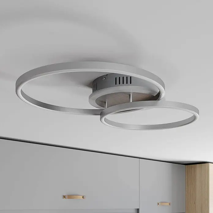 Lindby Deckenleuchte Edica - alu / grau / zink, alu / grau / zink - Moderne Deckenleuchte mit zwei verbundenen, gebürsteten Silberringen und Holzdetails, an der Decke montiert.