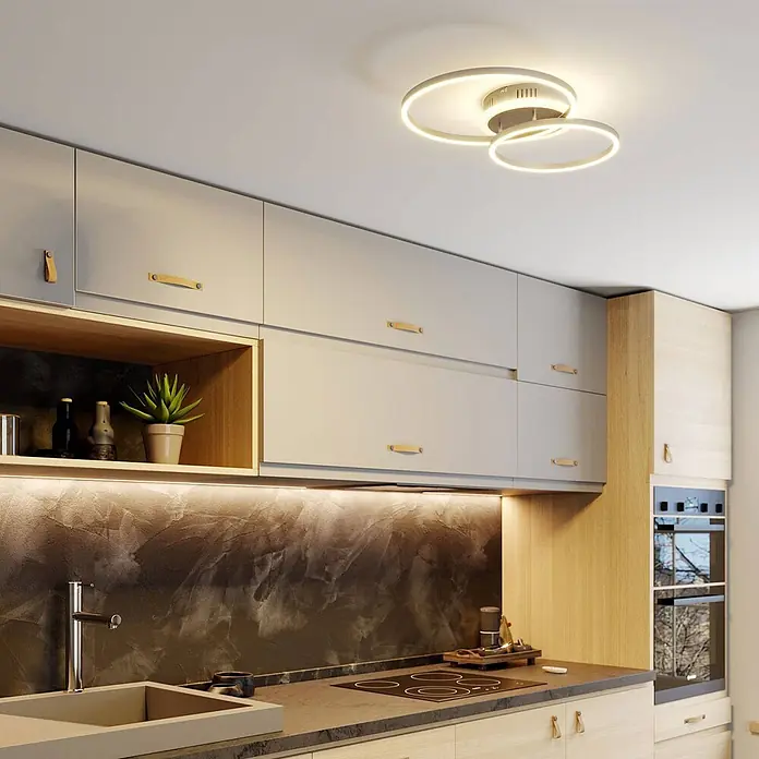 Lindby Deckenleuchte Edica - alu / grau / zink, alu / grau / zink - Moderne weiße Deckenleuchte mit zwei überlappenden Ringen beleuchtet eine Küche.