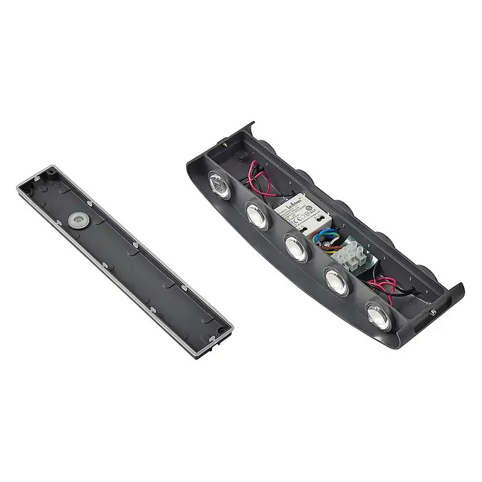 Lindby Außenwandleuchte Ithan - schwarz, IP54 - Dunkelgraue lineare LED-Leuchte, zerlegt zeigt interne LEDs, Treiber und Anschlussklemme. Abdeckung ist separat.