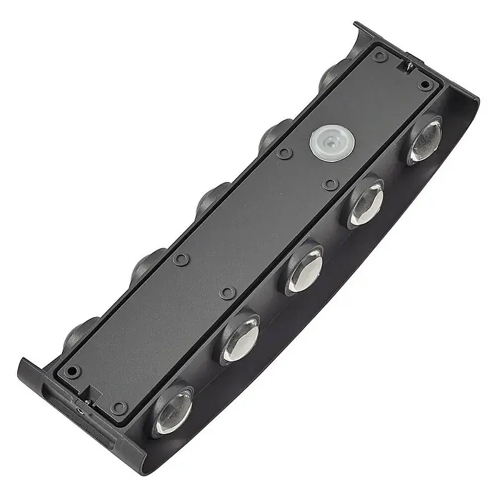 Lindby Außenwandleuchte Ithan - schwarz, IP54 - Dunkelgraue rechteckige LED-Lichtleiste mit mehreren klaren Linsen und zentralem transparentem Knopf zur Beleuchtung.