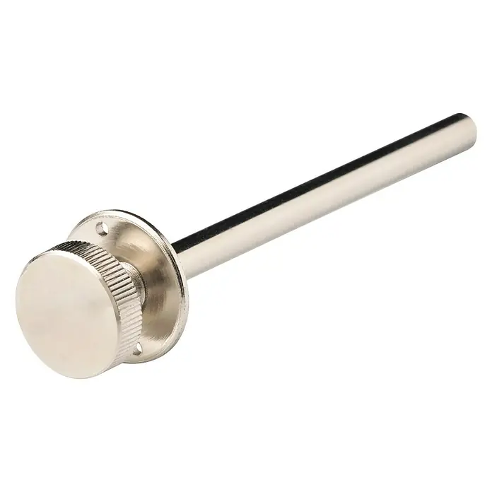 Tope de cierre para persiana - Cromo, Largo: 14 cm, 2 ud. - Primer plano de un pomo metálico de color plateado con un borde moleteado y un perno largo.