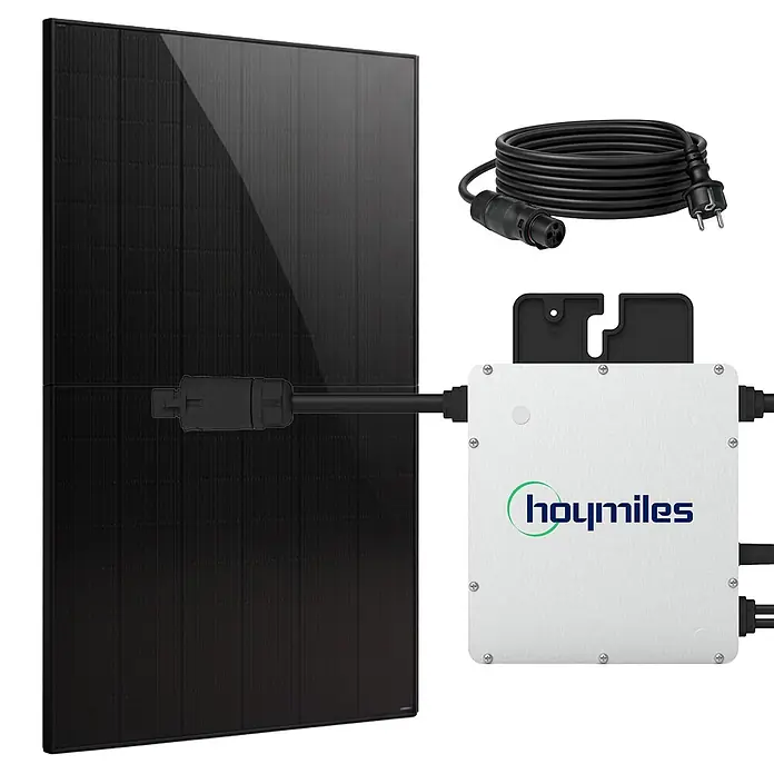 Sunniva Balkonkraftwerk-Set 460 / 400 Watt mit HOYMILES Wechselrichter - Nennleistung: 400 W, L x B x H: 1.762 x 1.134 x 30 mm - Schwarzes Solarmodul, verbunden mit einem silbernen Hoymiles Mikro-Wechselrichter und einem aufgerollten schwarzen Netzkabel.