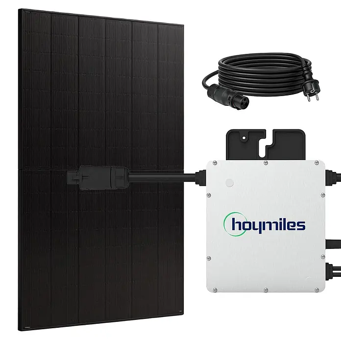 Sunniva Balkonkraftwerk-Set 500 / 400 Watt mit HOYMILES Wechselrichter - Nennleistung: 400 W - Schwarzes Solarpanel, verbunden mit einem silbernen Hoymiles Mikro-Wechselrichter und schwarzem Netzkabel mit Stecker.