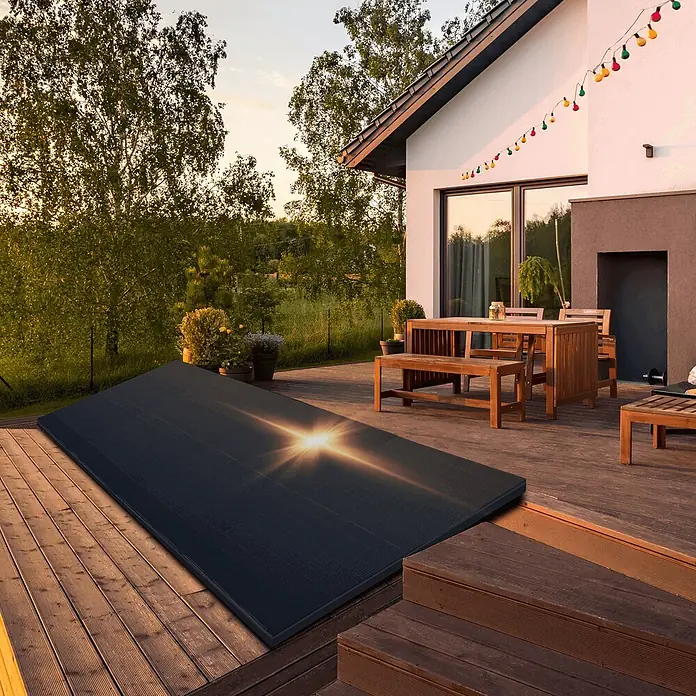 Sunniva Solarmodul 1x 460 Watt Pmax Solarpanel - Nennleistung: 460 W, L x B x H: 1.762 x 1.134 x 30 mm - Dunkle Solar-Poolabdeckung auf Holzterrasse, helles Sonnenlicht spiegelnd.