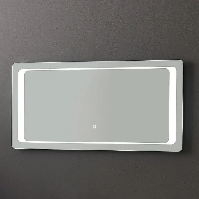 Kiamami Valentina Badmöbel-Set - Weiß - Rechteckiger LED-Lichtspiegel mit abgerundeten Ecken, heller Lichtumrandung und zentralem Berührungssensor.