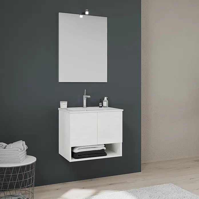 Kiamami Valentina Badmöbel-Set - Weiß - Badezimmermöbel in Weißholz-Optik mit integriertem Waschbecken, zwei Türen und offener Ablage im modernen Bad.