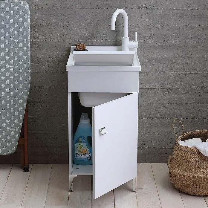 Kiamami Valentina Badmöbel-Set - Weiß - Weißer Waschbeckenschrank mit Wasserhahn und offener Tür, der Stauraum zeigt.