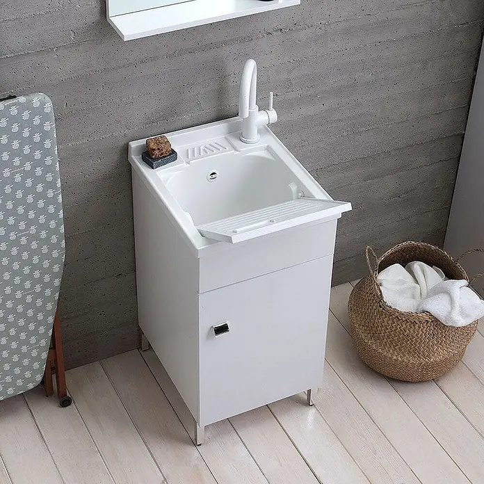 Kiamami Valentina Badmöbel-Set - Weiß - Weißer Waschbeckenunterschrank mit integriertem Wasserhahn und Waschbrett.