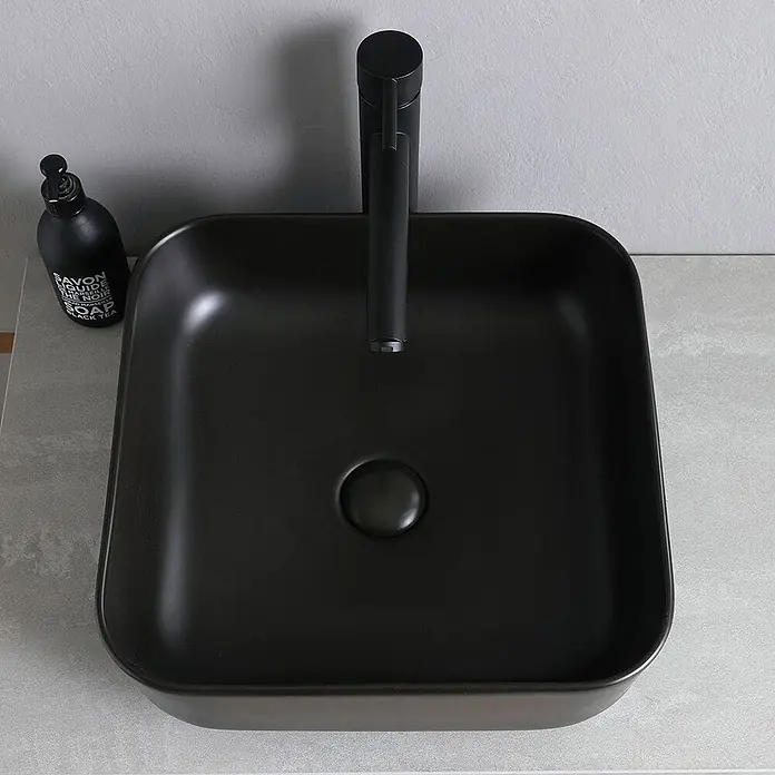 Kiamami Valentina Badmöbel-Set - Grau - Matt schwarzes Keramik-Aufsatzwaschbecken mit passendem Wasserhahn und Seifenspender.