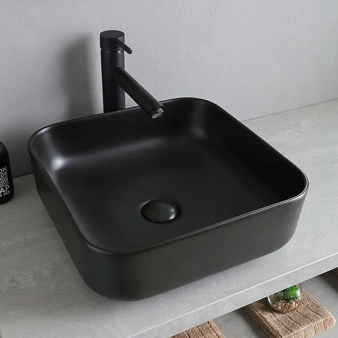 Kiamami Valentina Badmöbel-Set - Grau - Quadratisches schwarzes Keramik-Aufsatzwaschbecken mit matt-schwarzem Wasserhahn.