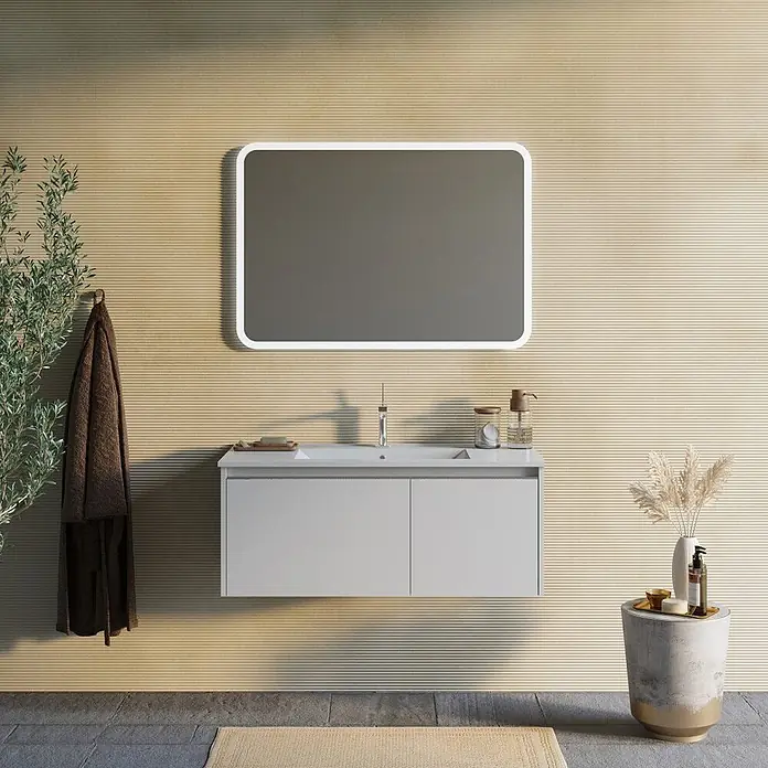 Kiamami Valentina Badmöbel-Set - Grau - Schwebender hellgrauer Badunterschrank mit weißem Waschbecken und LED-hinterleuchtetem Spiegel in modernem Ambiente.