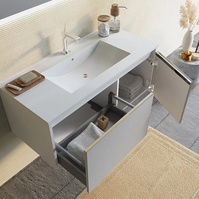 Kiamami Valentina Badmöbel-Set - Grau - Helles graues schwebendes Badmöbel mit integriertem weißen Waschbecken, Chromarmatur, offenem Schrank und ausziehbarem Schubladenspeicher.