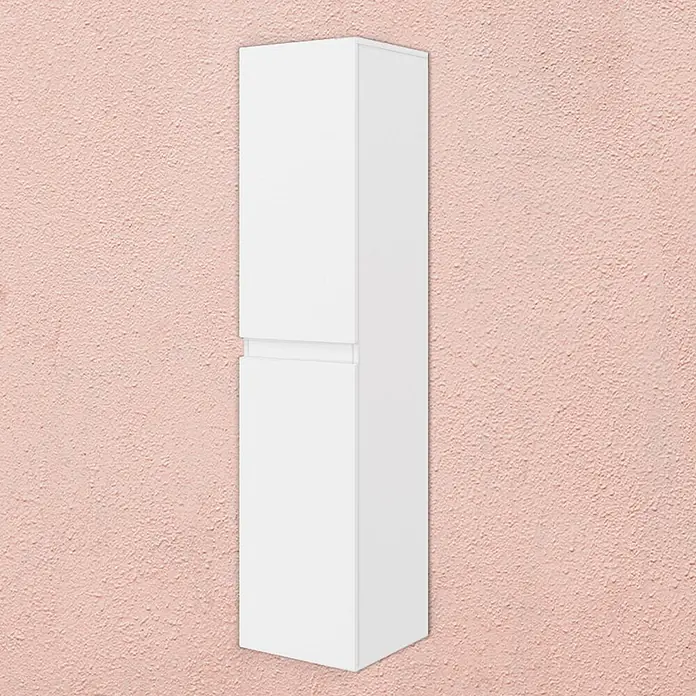 Kiamami Valentina Badmöbel-Set - Weiß - Weißer hoher Hochschrank mit zwei Türen an einer strukturierten rosafarbenen Wand.