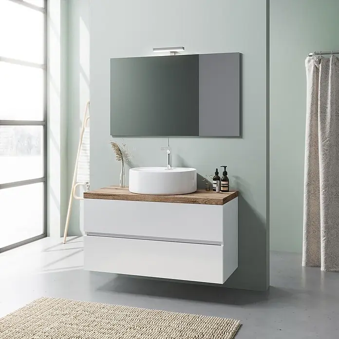Kiamami Valentina Badmöbel-Set - Weiß - Schwebender weißer Badschrank mit Holzplatte, rundem Aufsatzwaschbecken, rechteckigem Spiegel und Leuchte.