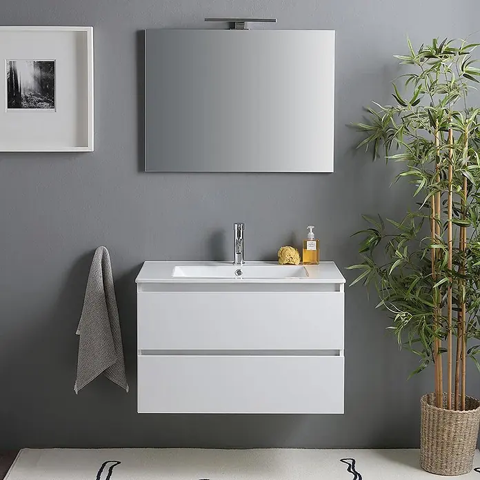 Kiamami Valentina Badmöbel-Set - Weiß - Weißer wandhängender Badezimmerschrank mit integriertem Waschbecken und zwei Schubladen in einem modernen Badambiente.