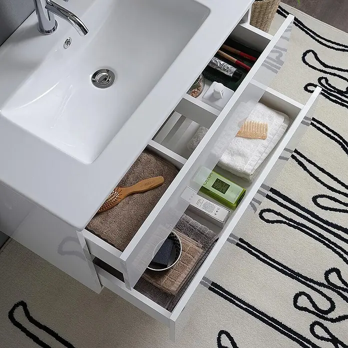 Kiamami Valentina Badmöbel-Set - Weiß - Weißer Hochglanz-Badezimmerschrank mit integriertem Waschbecken und offenen Schubladen für Handtücher und Toilettenartikel.