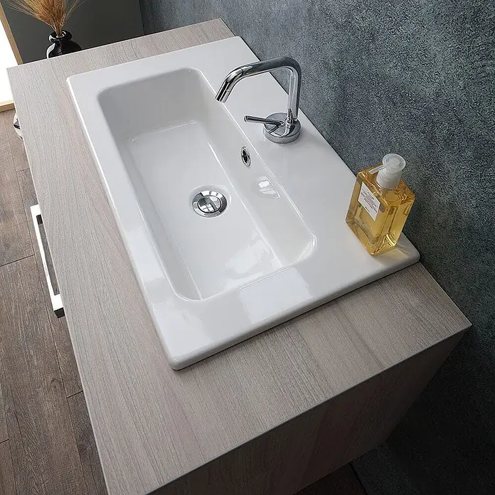 Kiamami Valentina Badmöbel-Set - Beige - Moderner Waschtisch mit weißem Keramikbecken, Chromarmatur und Holzdekor-Arbeitsplatte.