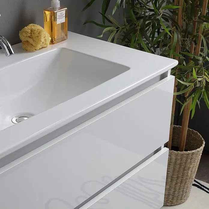 Kiamami Valentina Badmöbel-Set - Weiß - Weißer Hochglanz-Badezimmerschrank mit integriertem Waschbecken und zwei Schubladen, im modernen Badambiente.