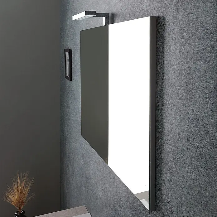 Kiamami Valentina Badmöbel-Set - Beige - Moderner rechteckiger Wandspiegel mit dunklem Rahmen und integrierter dunkler Leuchte, in einem zeitgenössischen Interieur.
