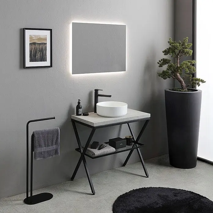 Kiamami Valentina Badmöbel-Set - Wiss, Grau, Schwarz - Moderner Waschtisch mit weißem Becken, schwarzem Wasserhahn, Betonoptik-Platte und schwarzem Metallgestell im stilvollen Bad.