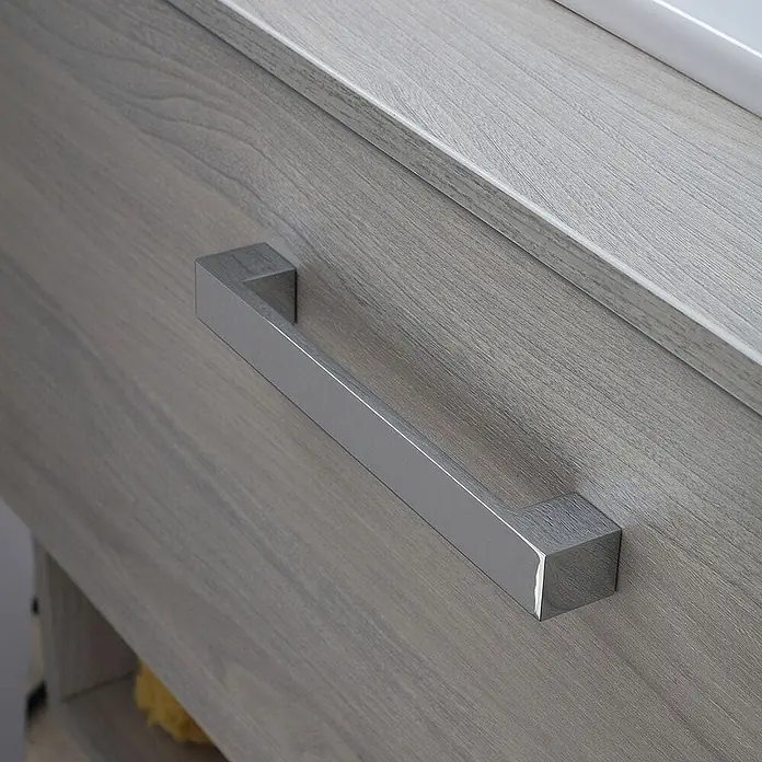 Kiamami Valentina Badmöbel-Set - Beige - Quadratischer Griff aus gebürstetem Metall an einer grauen Holzmaserungs-Schublade.