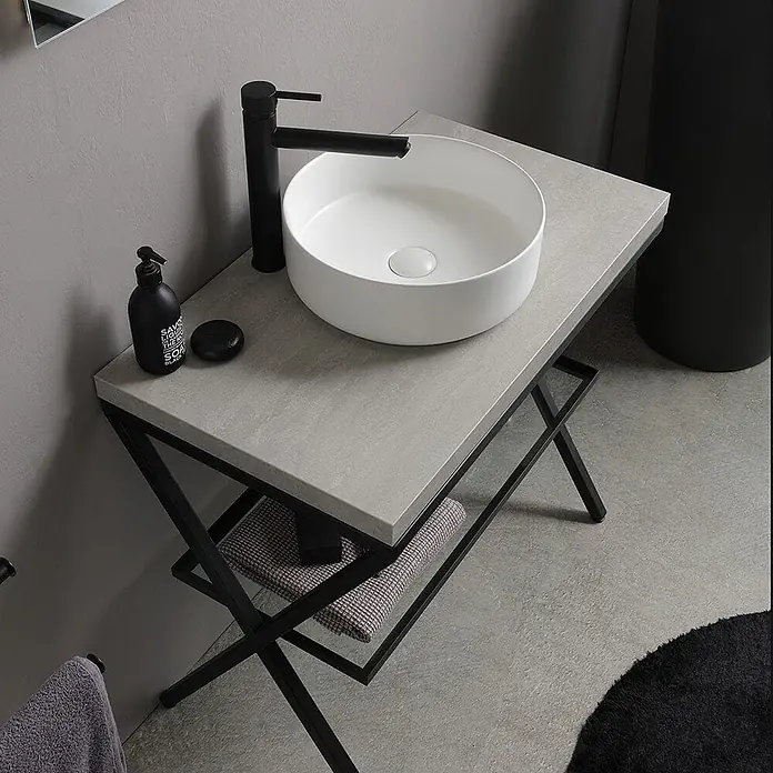 Kiamami Valentina Badmöbel-Set - Wiss, Grau, Schwarz - Moderner Waschtisch mit weißer Aufsatzschale, schwarzem Wasserhahn, grauer Platte und schwarzem Metallgestell fürs Bad.