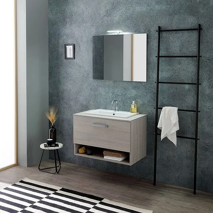 Kiamami Valentina Badmöbel-Set - Beige - Schwebender Badunterschrank aus hellem Holz mit integriertem Waschbecken, Schublade und offenem Regal für Handtücher, in einem modernen Badezimmer.
