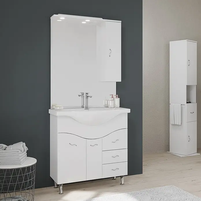 Kiamami Valentina Badmöbel-Set - Weiß - Weißes, modernes Badezimmer-Waschbecken-Set mit Spiegel und Hochschrank in einem zeitgenössischen Badezimmerambiente.