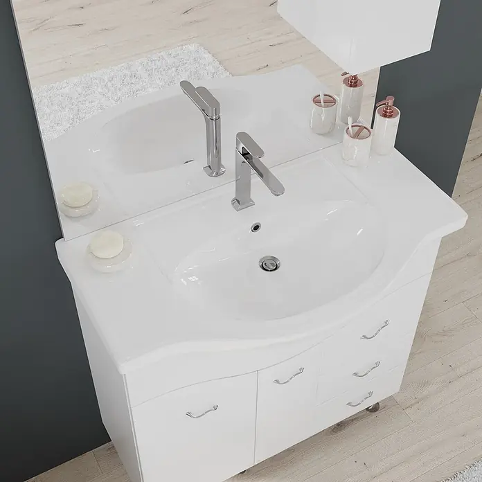 Kiamami Valentina Badmöbel-Set - Weiß - Weißer Badunterschrank mit integriertem Waschbecken, Chromarmaturen und Roségold-Accessoires in einem modernen Bad.