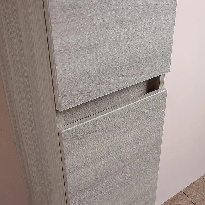 Kiamami Valentina Badmöbel-Set - Helles Holz - Hellgrauer Schrank in Holzoptik mit einer leicht geöffneten Schublade.