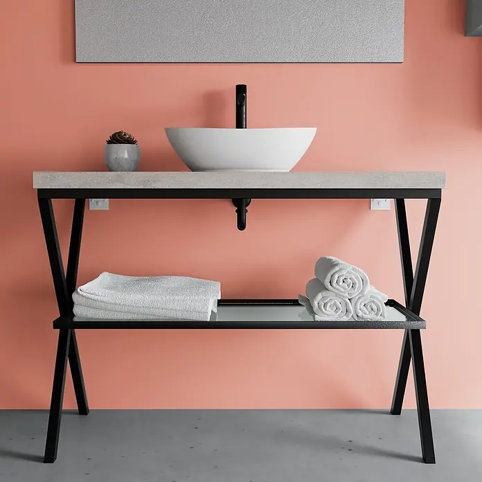 Kiamami Valentina Badmöbel-Set - Schwarz, Grau - Modernes Badmöbel mit weißem Aufsatzwaschbecken, schwarzem Wasserhahn, grauer Arbeitsplatte und schwarzem Metallgestell mit Glasablage.