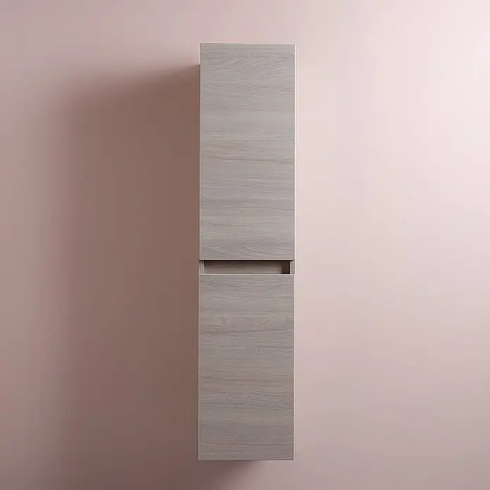 Kiamami Valentina Badmöbel-Set - Helles Holz - Hoher, schmaler Wandschrank aus hellem Holz mit zentraler Auszugsschublade an rosa Wand.