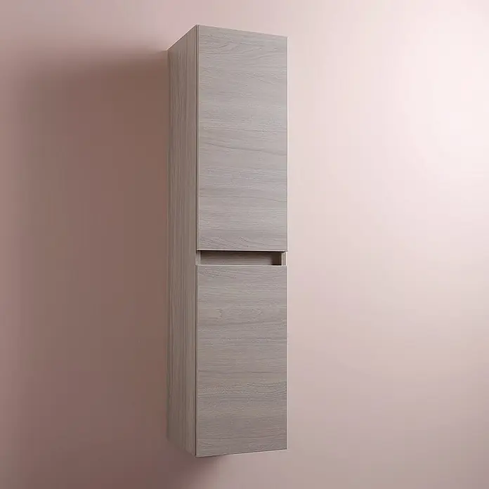 Kiamami Valentina Badmöbel-Set - Helles Holz - Schlanker, wandhängender Hochschrank aus hellgrauem Holz mit Holzmaserung und Griffmulde.